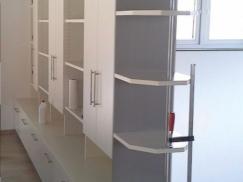 Holzschrank in weiß als Raumteiler