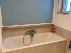 Badewanne mit Holzablage