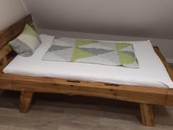 Bett mit gestecktem Rahmen