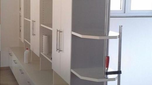 Holzschrank in weiß als Raumteiler