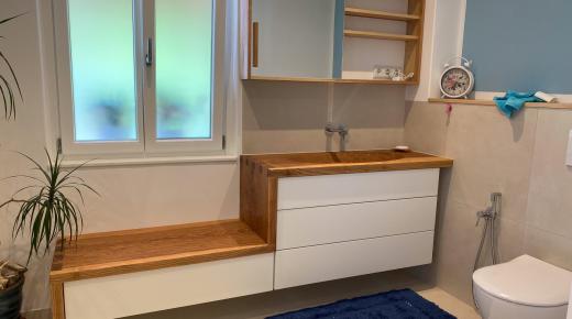 Waschbecken aus Holz mit Schrank und Spiegelschrank