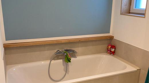 Badewanne mit Holzablage