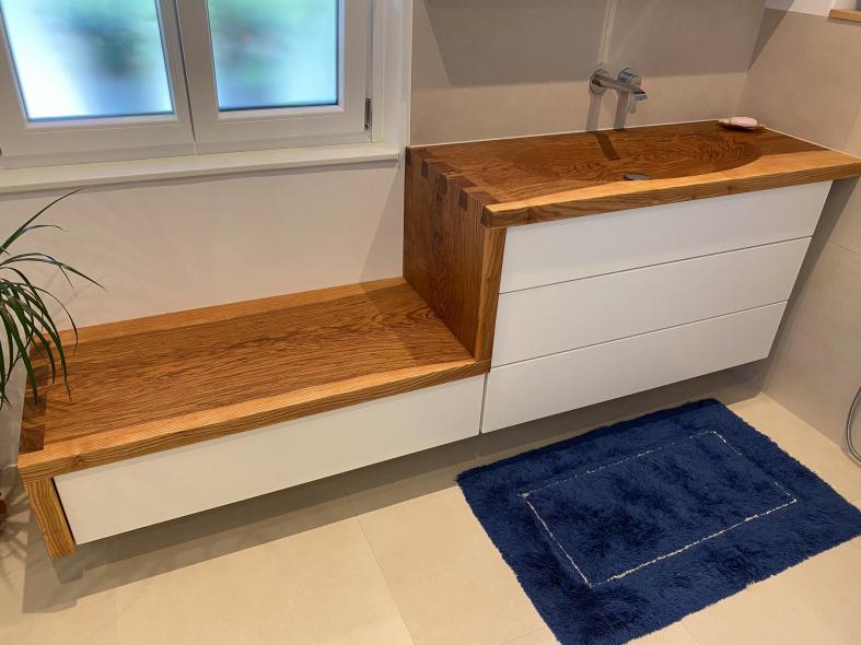 Waschbecken aus Holz mit Schrank