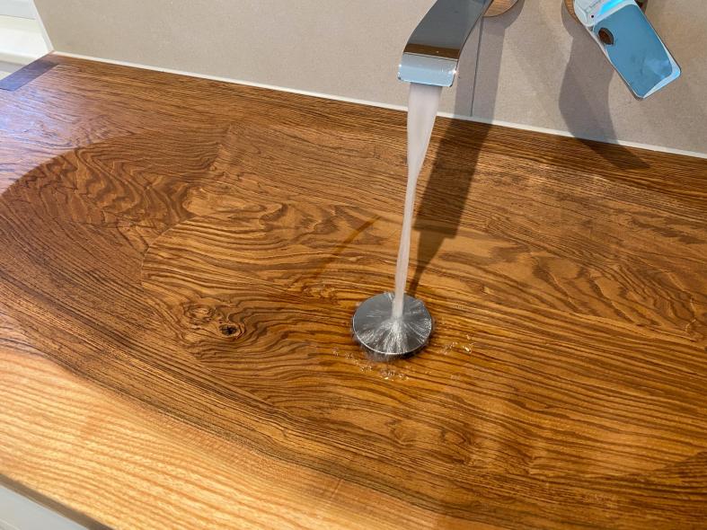 Waschbecken aus Holz Detailaufnahme
