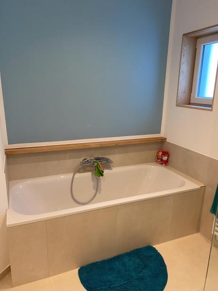 Badewanne mit Holzablage